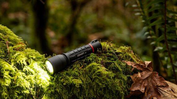 1398623_coast-led-dual-power-rechargeable-torch-with-slide-focus-1000-lumens